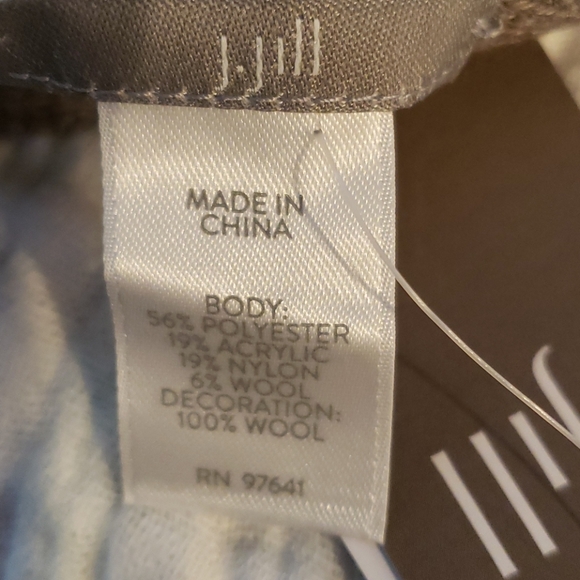 NWT J Jill Gorgeous Scarf w/Hand Embroidered Wool Flowers - Picture 7 of 8